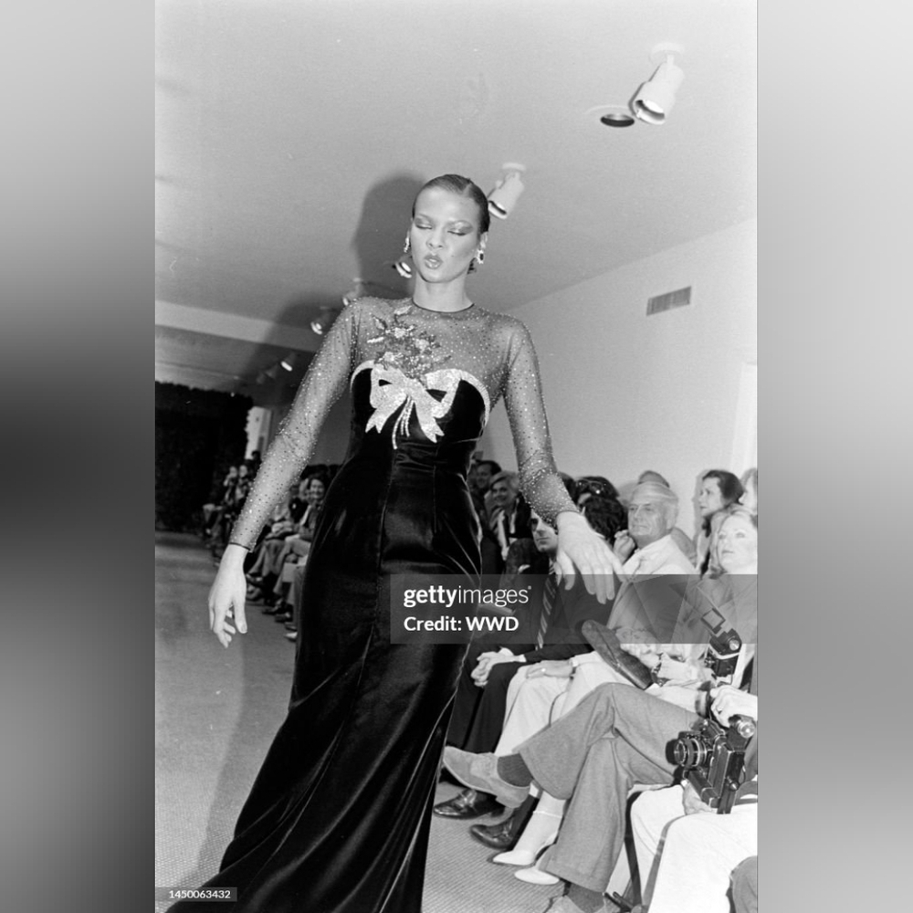 $6,000 OSCAR DE LA RENTA BLACK VELVET EMBROIDERED BEAD RUNWAY GOWN US S - Picture 6 of 7